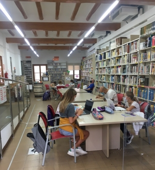 Imatge de l&#039;interior de la Biblioteca Mossèn Ramon Muntanyola de l&#039;Espluga de Francolí