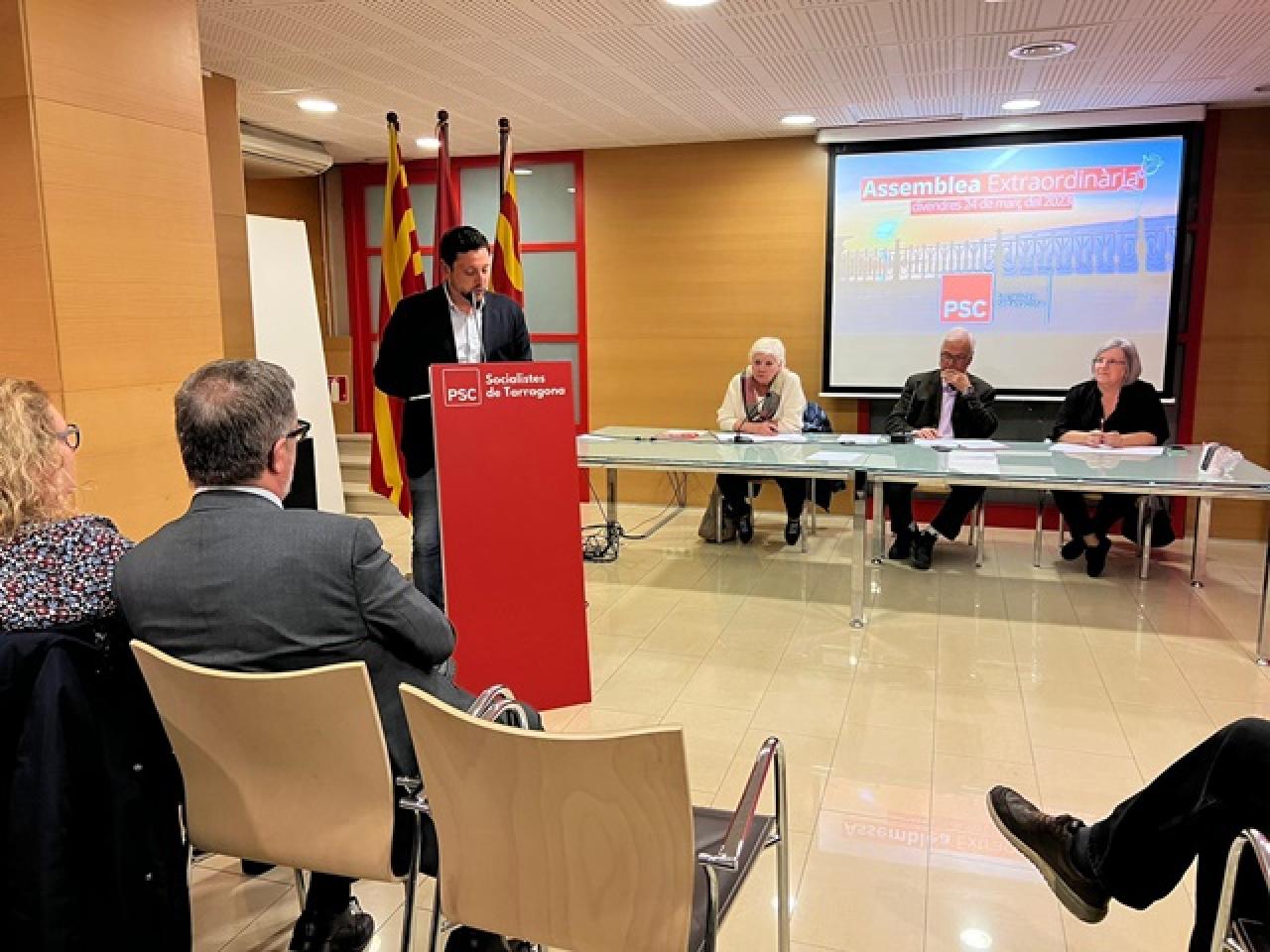 El candidat del PSC a l&#039;alcaldia de Tarragona, Rubén Viñuales, intervenint en l&#039;assemblea extraodinària del partit