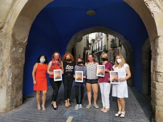 Imatge de les coautores vendrellenques que han participat en el llibre sobre l&#039;Alzheimer, acompanyades de les impulsores de la iniciativa, al Portal del Pardo del Vendrell