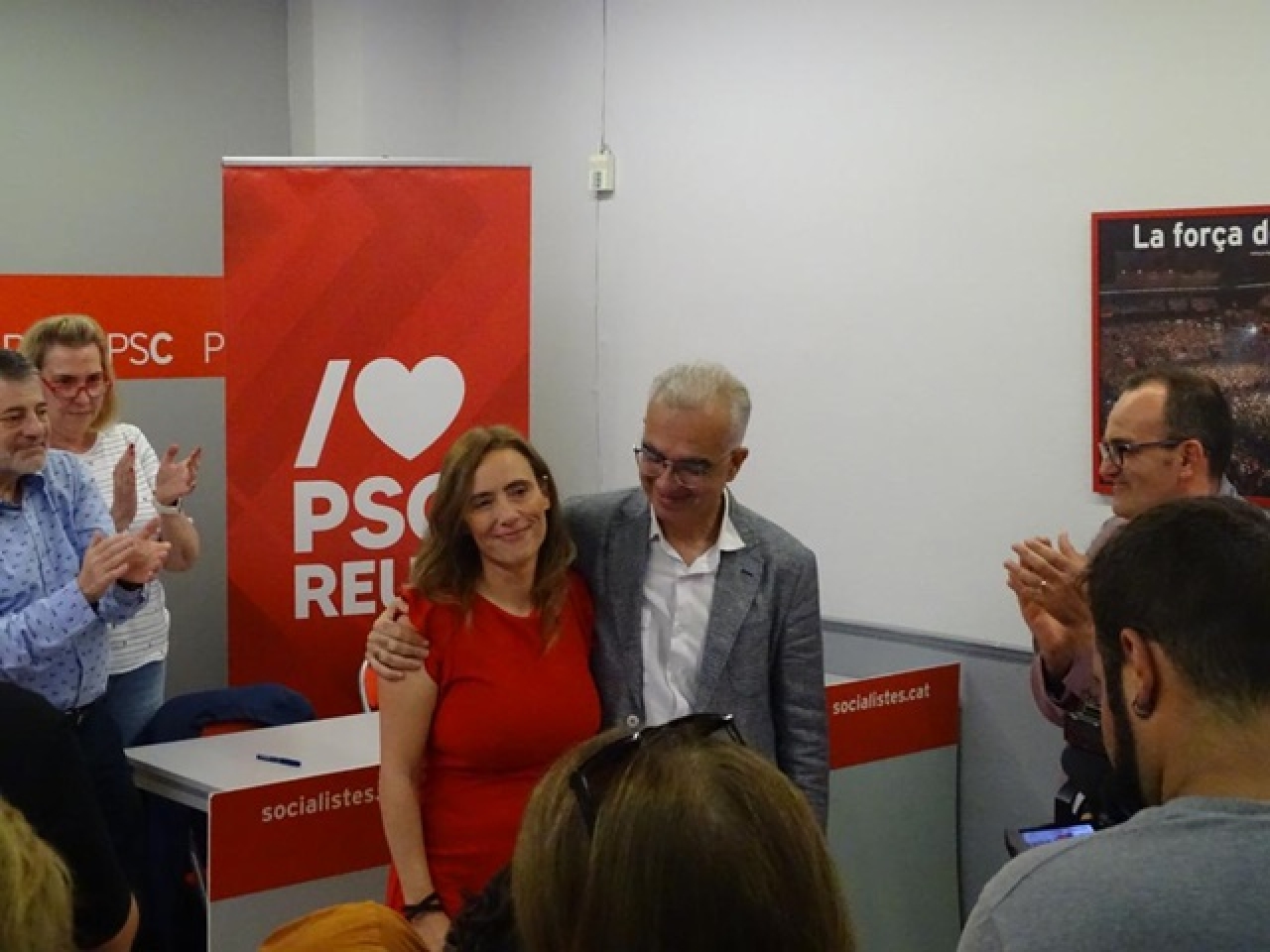 La candidata del PSC de Reus, Sandra Guaita, al costat de l&#039;actual portaveu del grup municipal, Andreu Martín, a la seu de la plaça del Castell