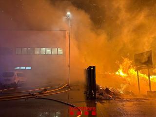 Imatge de l&#039;incendi que afecta la planta de compostateg de Botarell