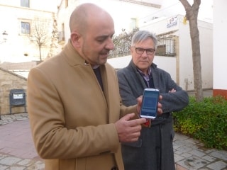 El regidor Via Pública i Manteniment, Valeriano Pino, acompanyat de l&#039;alcalde Eduard Rovira, mostra que la nova app és fàcil d&#039;utilitzar