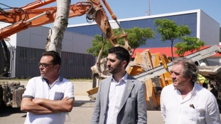El conseller Jordi Puigneró entre els alcaldes de Montblanc, Josep Andreu, i Vilaverd, Antoni Anglès, durant una visita als treballs de desplegament de la fibra òptica a la zona