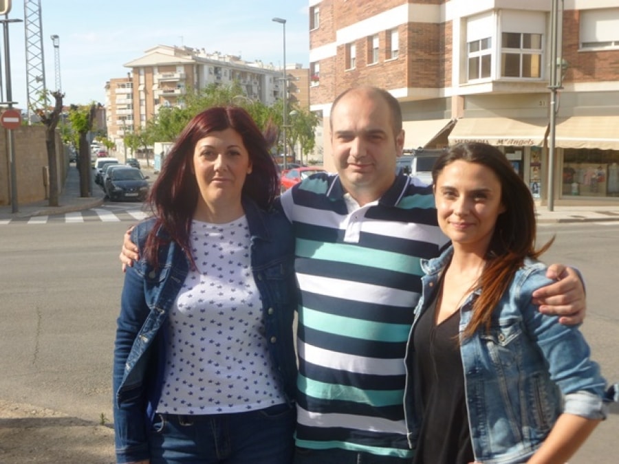 L&#039;Abigail, el Juanjo i l&#039;Ana, tres dels membres de la nova associació Todos En Azul, a Torreforta