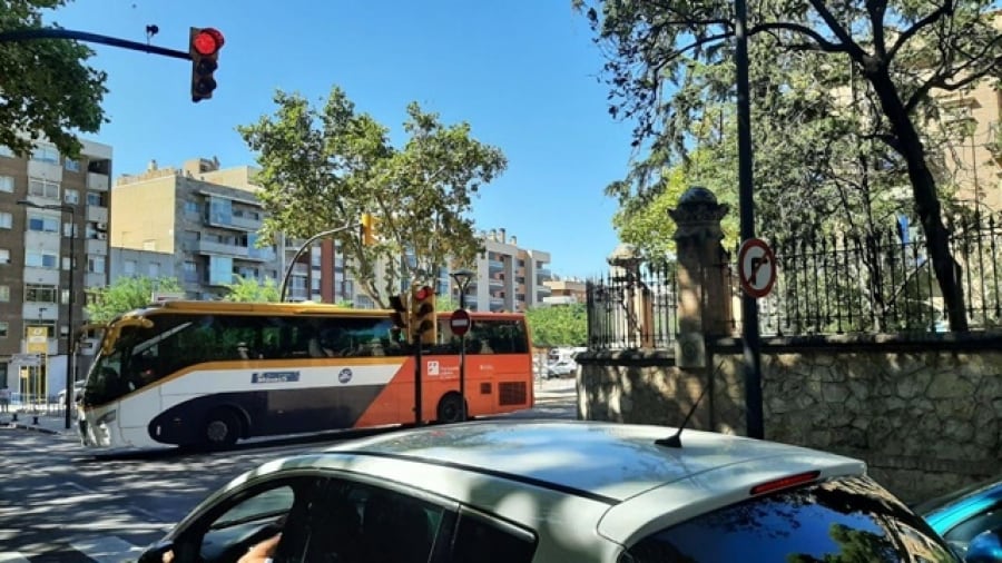Semàfors reguladors del trànsit a l&#039;entrada i sortida d&#039;autobusos interurbans des de la nova parada davant de la Biblioteca Central. A la imatge, un bus de la línia Reus-Tarragona 