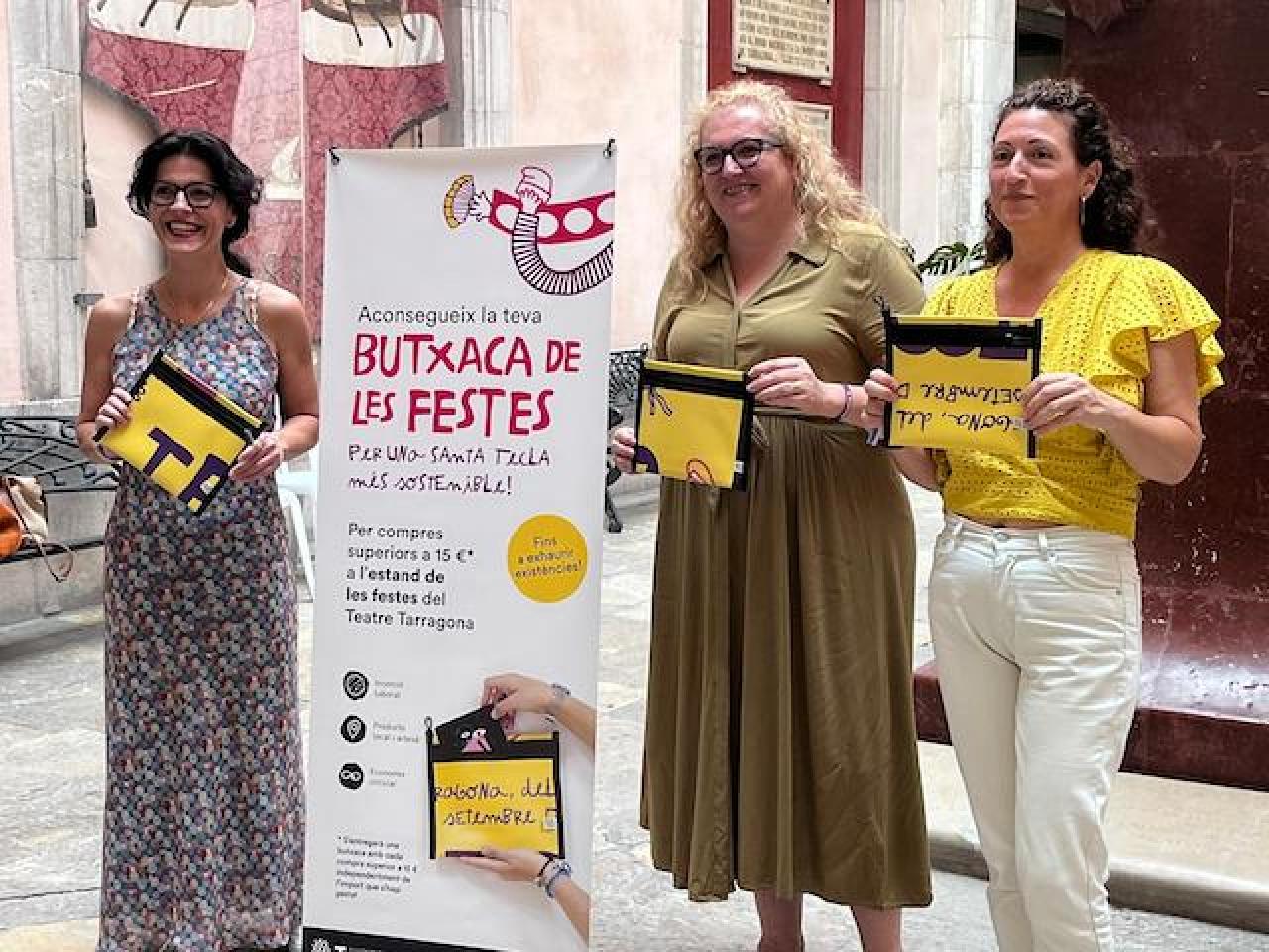 La consellera de Neteja, Sonia Orts, la consellera de Cultura i Festaes, Sandra Ramos i la responsable el projecte, Amanda Pérez amb la Butxaca de les Festes