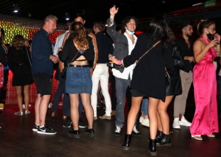 Imatge de persones ballant a la discoteca Shôko de Barcelona en la primera nit de reobertura dels locals d&#039;oci nocturn