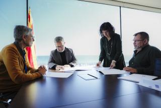 Imatge del president del Port de Tarragona, Saül Garreta, durant la signatura de la donació de peces