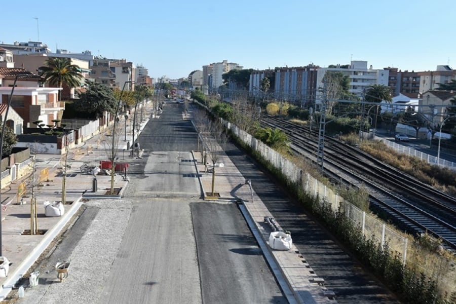 Vista general del primer tram urbanitzat de les obres del passeig Miramar, antiga N-340