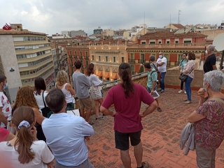 La ruta ‘Tocats del terrat’ ha portat als visitants a conèixer una perspectiva de la ciutat des de punts elevats