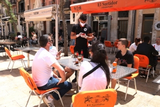 Imatge d&#039;un cambrer anotant la comada a uns clients en una terrassa de la plaça de la Font de Tarragona en el primer dissabte de la fase 1