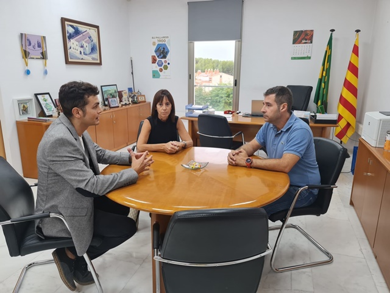 Imatge de la reunió de l&#039;alcalde dels Pallaresos, Jordi Sans, -a la dreta- amb representants dels Serveis Territorials de Drets Socials a Tarragona 