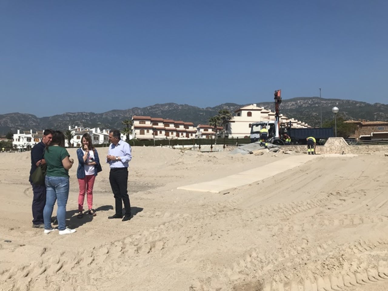 L&#039;alcalde de Vandellòs i l&#039;Hospitalet de l&#039;Infant, Alfons Garcia, -a la dreta de la imatge- va visitar les platges que incorporaran millores i serveis