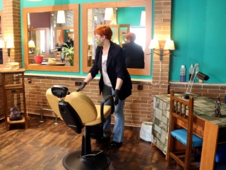 Imatge de la perruquera Eva Roig reordenant els seients del seu centre d&#039;Amposta perquè es mantinguin les distàncies entre clients quan pugui orbir, el 30 d&#039;abril del 2020