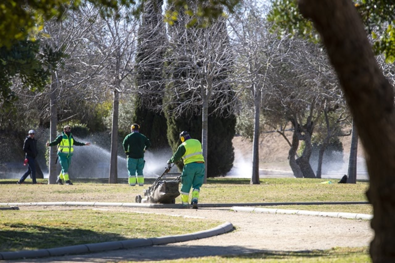 Operaris treballant en el manteniment de la jardineria del Parc Francolí de Tarragona