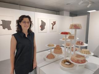 L&#039;artista Rosalía Banet, guanyadora de l&#039;última edició de la Biennal d&#039;Art Gastronòmic de Cambrils, va inaugurar aquest divendres l&#039;exposició &#039;Altars i ofrenes&#039;, a la Sala Àgora