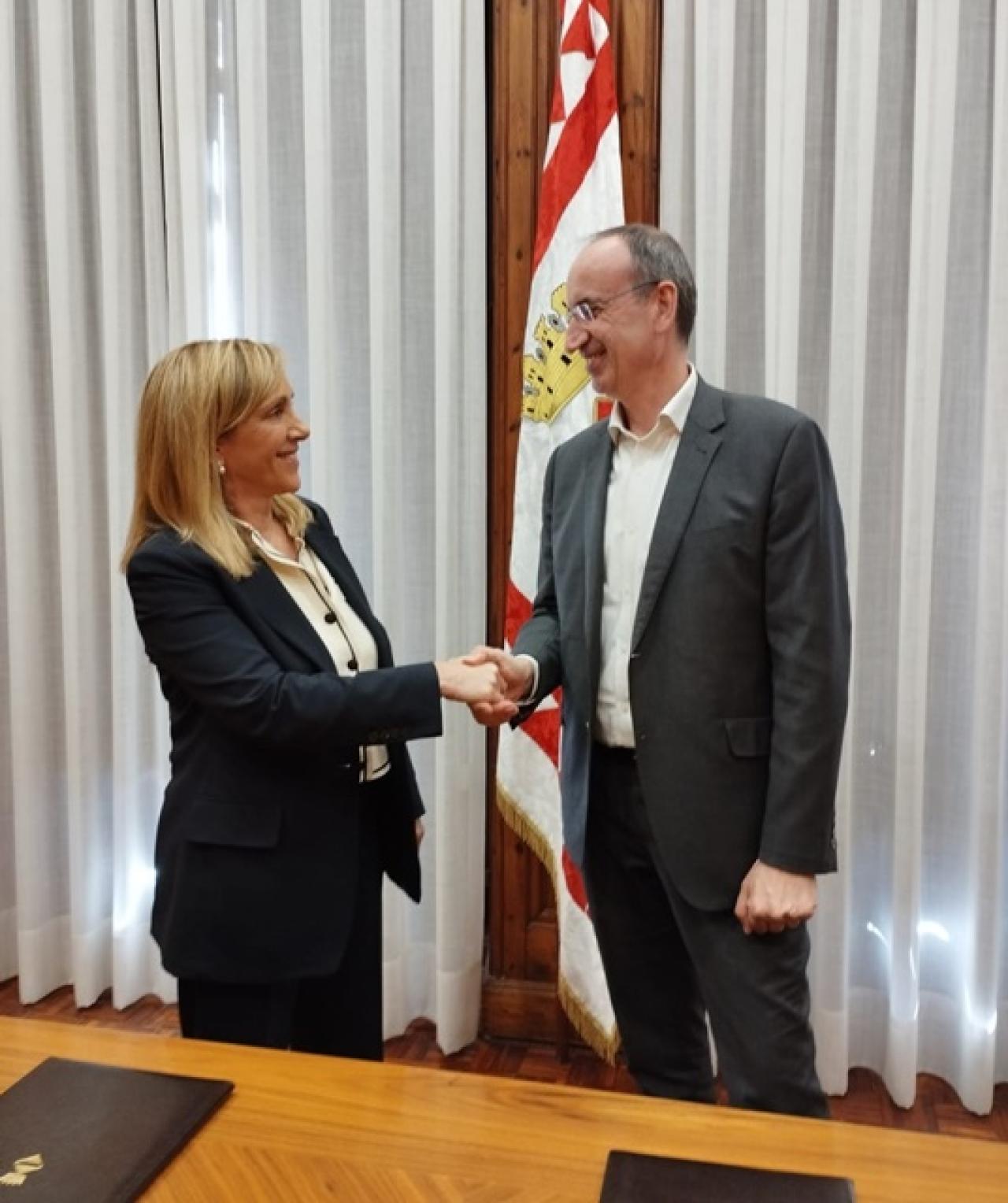  L’alcaldessa de Valls, Dolors Farré, i el director del complex industrial de Repsol a Tarragona, Javier Sancho, van signar el passat dilluns 3 d&#039;abril el conveni 