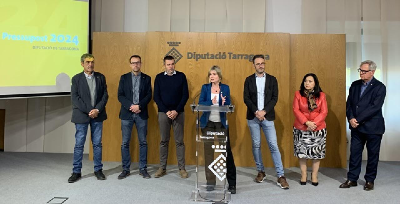 La presidenta, Noemí Llauradó (ERC), ha presentat els pressupostos amb els diputats Fran Morancho (PSC), Pere Segura (Junts) i Maria Mercè Martorell (PP)