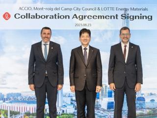 L&#039;alcalde de Mont-roig del Camp, Fran Morancho; el CEO de Lotte Energy Materials, Kim Yeon-Seop; i el director general d&#039;Indústria, Oriol Alcoba, en una reunió a Seül