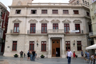 L&#039;Ajuntament de Reus amb la pancarta de &#039;Llibertat Presos Polítics&#039; novament penjada a la façana consistorial