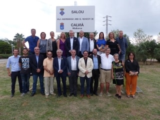 Representants dels municipis de Salou i Calvià, al davant de la placa de l&#039;agermanament