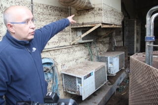 El propietari del restaurant El Molí del Mallol, Abdón Tarrats, mostrant els aparells de refrigeració que han quedat afectats a causa de l&#039;entrada d&#039;aigua per la crescuda del Francolí