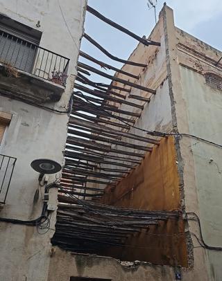 Esquerdes a la façana d&#039;un edifici, després de la caiguda d&#039;unes bigues en mal estat d&#039;un solar a Valls