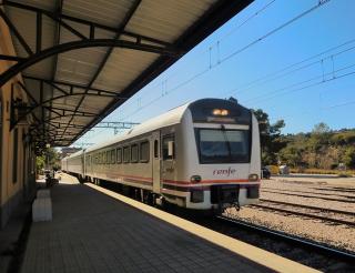 Tren de Rodalies aturat a l&#039;estació de Valls