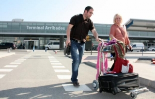 Imatge d&#039;arxiu de passatgers arribant a l&#039;Aeroport de Reus