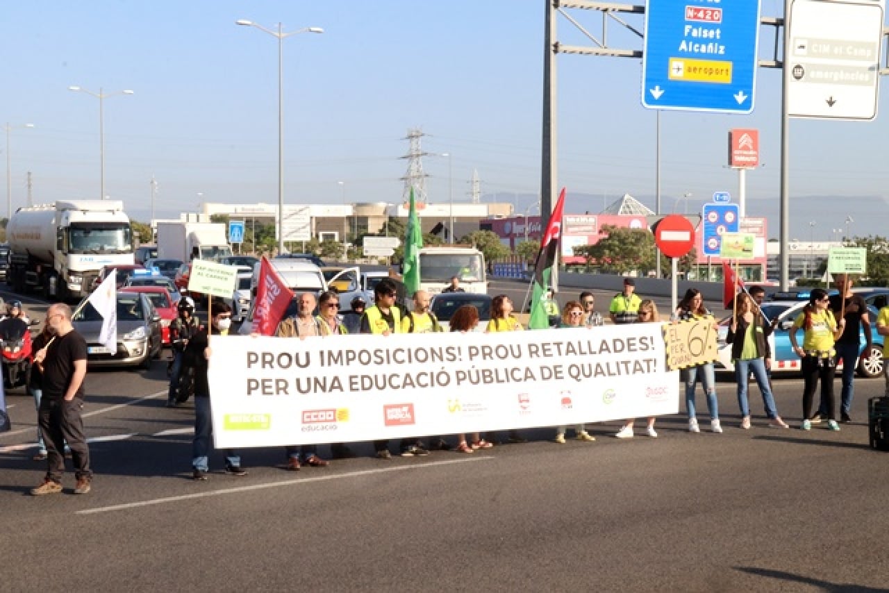 Un grup de professors manifestants tallant l&#039;accés, a la T-11, a Tarragona 