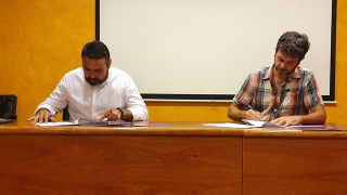 Adrià Rabadà, president del Celler Cooperatiu de Vila-rodona i Ramon Ribas, president de la Cooperativa de Barberà, han signat el conveni