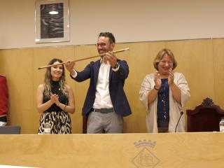 Pere Segura agafant la vara després de ser investit alcalde de Vila-seca