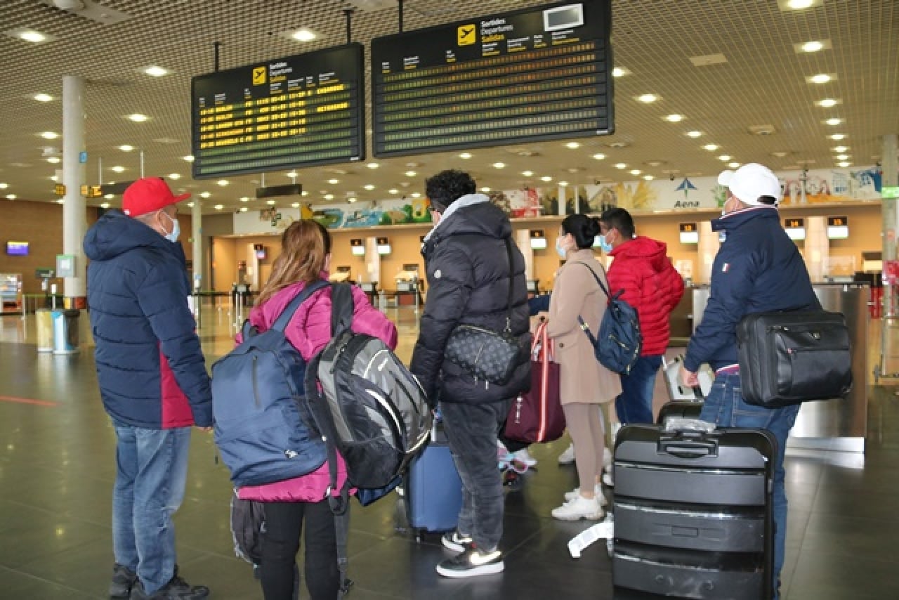 Un grup de passatgers miren el tauler de sortides de l&#039;Aeroport de Reus