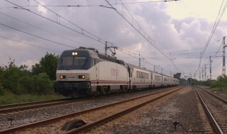 Un tren de rodalies arriba a l&#039;estació de Mont-roig del Camp