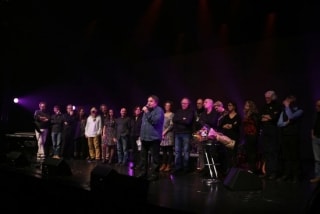 Ramon Muntaner, al centre de la imatge, envoltat dels músics que han participat en el concert d&#039;homenatge al Teatre Joventut de l&#039;Hospitalet de Llobregat