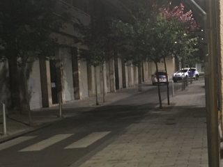 Imatge de dos vehicles de la Policia Local de Valls, de nit, al carrer Paborde de Valls, una de les zones on s&#039;investiguen ocupacions per part d&#039;un grup de joves delinqüents, el 13 de maig del 2020