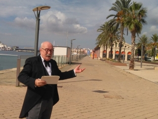 El personatge que encarna l&#039;enginyer Saturnino Bellido, senyalant el Moll de Costa del Port de Tarragona