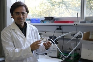 Ricard Garcia-Valls, investigador principal de la recerca de la URV, mostrant el dispositiu que aconsegueix produir energia neta deu vegades més ràpid que la biomassa