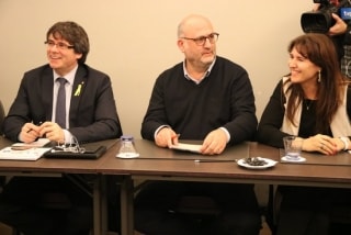 El president de la Generalitat destituït, Carles Puigdemont, amb els diputats de JxCat Eduard Pujol i Laura Borràs en un moment de la reunió del grup parlamentari a Brussel·les