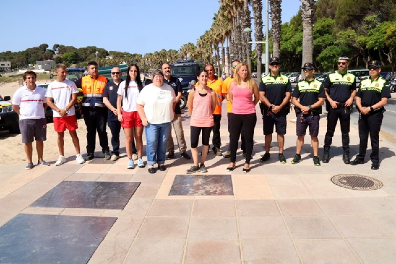 Foto de grup dels implicats en el dispositiu de platges de Tarragona, amb les conselleres Cinta Pastó, Eva Miguel i Cristina Guzmán, al centre  