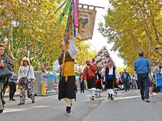 Les persones assistents van acompanyar l’Associació Cultural Aragonesa a una ronda pels carrers de la vila