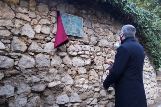 L&#039;alcalde de Tarragona, Pau Ricomà, i el president del Grup de Ciutats Patrimoni de la Humanitat, Rafael Ruiz, descobreixen la placa que el col·lectiu ha regalat a la ciutat