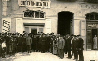 Fotografia de membres del SIT davant del local situat a la Rambla Vella 71 (1921)