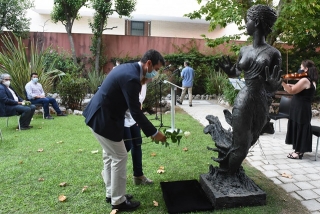L&#039;alcalde del Vendrell, Kenneth Martínez, fent una ofrena floral als peus de l’escultura &#039;La Tempestat perseguida pel Bon Temps&#039;, d’Apel·les Fenosa