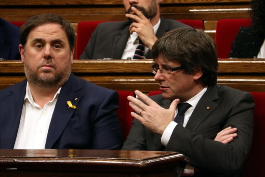 El president de la Generalitat, Carles Puigdemont, parla amb el vicepresident, Oriol Junqueras, al Parlament, el passat 26 d&#039;octubre