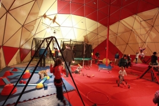 Els tallers de circ del Parc de Nadal estan estructurats en sis zones diferenciades, dissenyades i coordinades per la companyia vallenca Passabarret