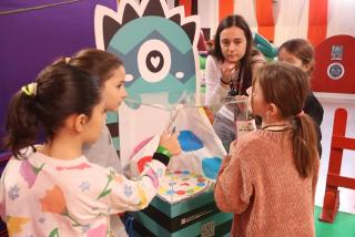 Un grup de nenes participant en el taller de conscienciació sobre joguines al Parc Infantil de Nadal de Tarragona