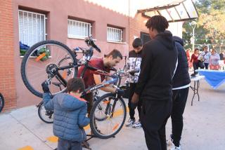 Durant la festa de presentació de la biblioteca de les coses al barri de Sant Salvador de Tarragona s&#039;ha fet un taller de reparació de bicicletes