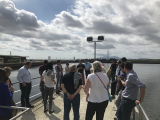 Els assistents a la jornada han visitat l’ETAP on han pogut conèixer com funciona el LQAIGUA (Laboratori de Qualitat de l’Aigua) i el dipòsit d&#039;aigua crua