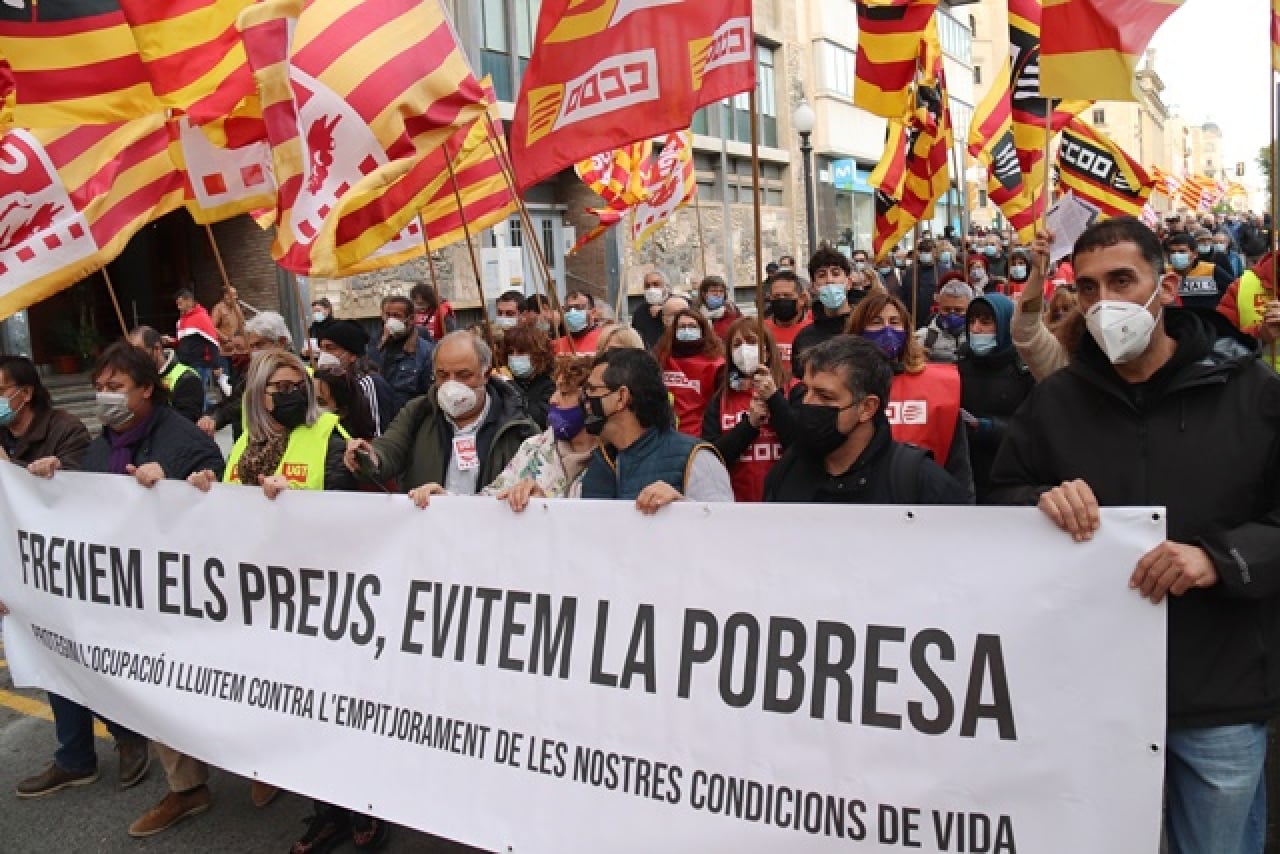 Imatge de la manifestació que ha recorregut el centre de Tarragona per protestar contra la pujada de preus
